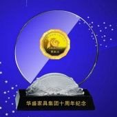 2014年4月：定制中山華盛公司定制十周年紀(jì)念幣鑲嵌水晶擺件