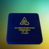 2015年7月制作　重慶首屆全球金融合作論壇純金紀(jì)念徽章制作